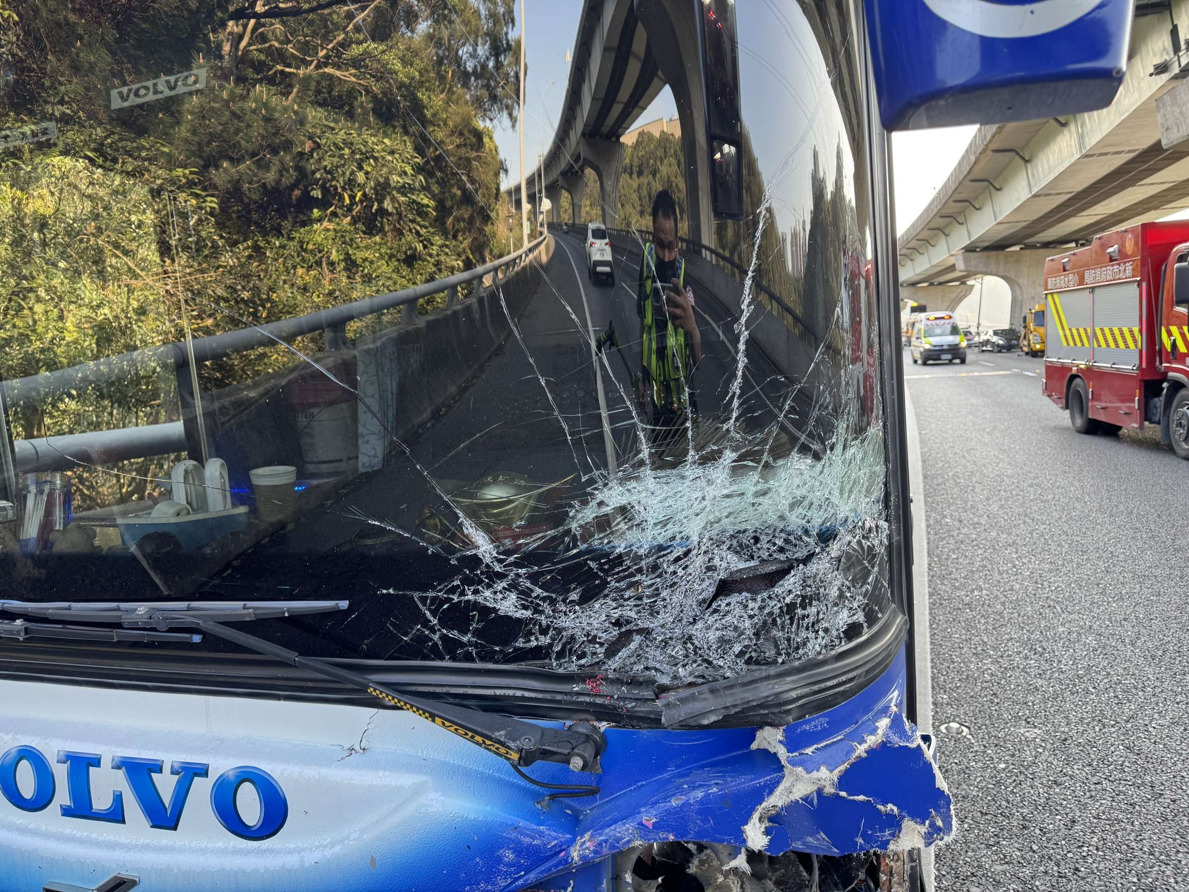 疑未保持安全距離!國道遊覽車釀4車連環撞 慘況曝光 1324486 5