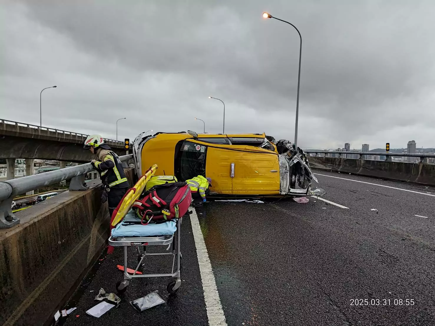 【有片】天雨路滑!計程車國道自撞翻覆 零件噴飛波及3車 【有片】天雨路滑!計程車國道自撞翻覆 零件噴飛波及3車