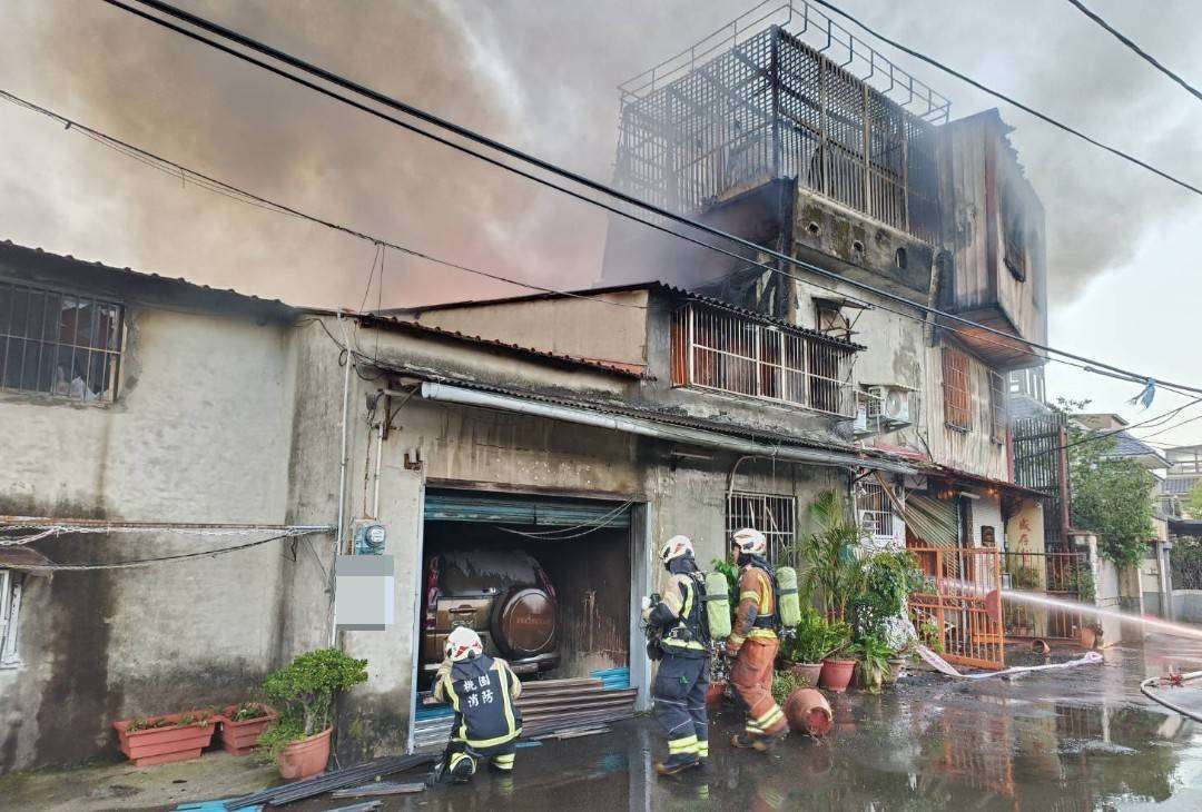 龍潭工廠火警濃煙竄天 消防全力搶救幸無人傷亡 1617271