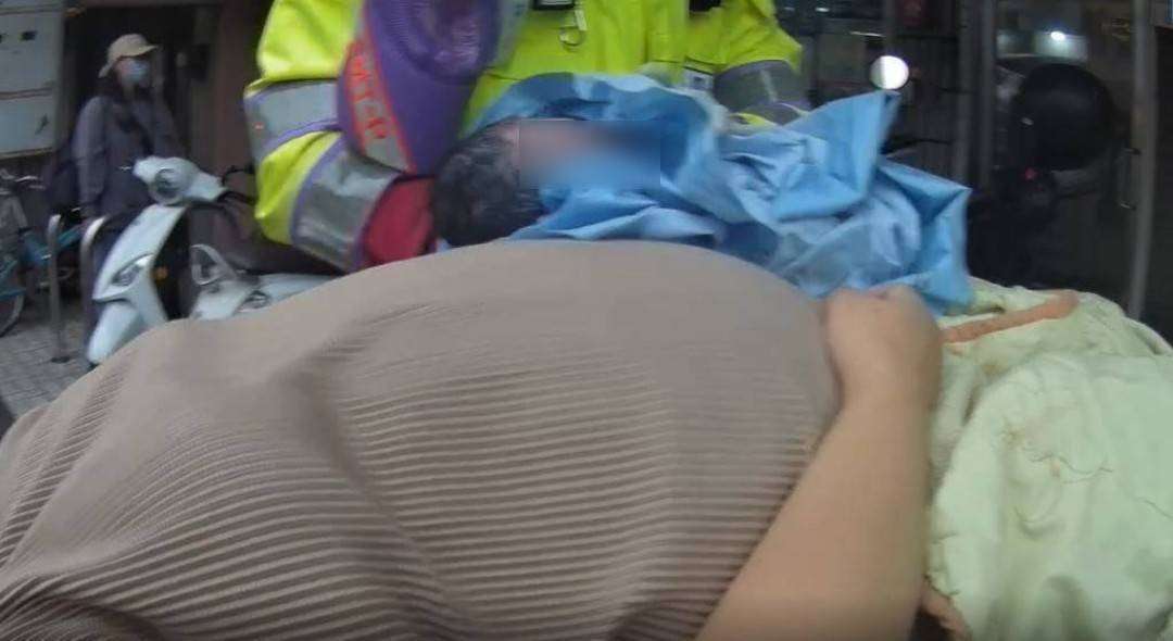 寶寶急探頭!桃消復興分隊救護車內成功接生女嬰 1677150 0