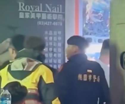【有片】中壢21歲男酒後失控對警揮拳 遭壓制帶回管束 1742807355779