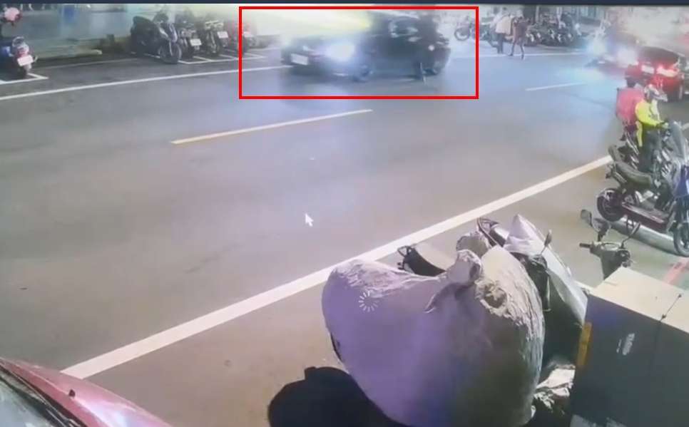 【有片】轎車違停拒檢還想逃 警拔槍戒備反遭控執法過當 1743230192879