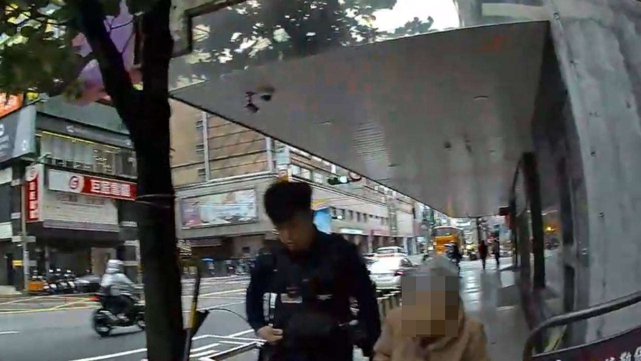 老婦尋子未果街頭迷途員警護送返家 隱瞞悲傷真相溫馨叮囑 2088515 0