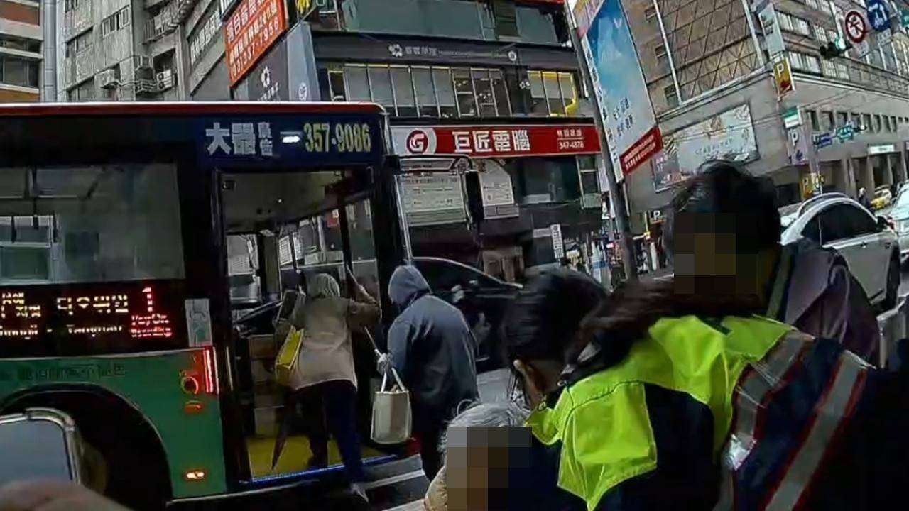 老婦尋子未果街頭迷途員警護送返家 隱瞞悲傷真相溫馨叮囑 2088516 0