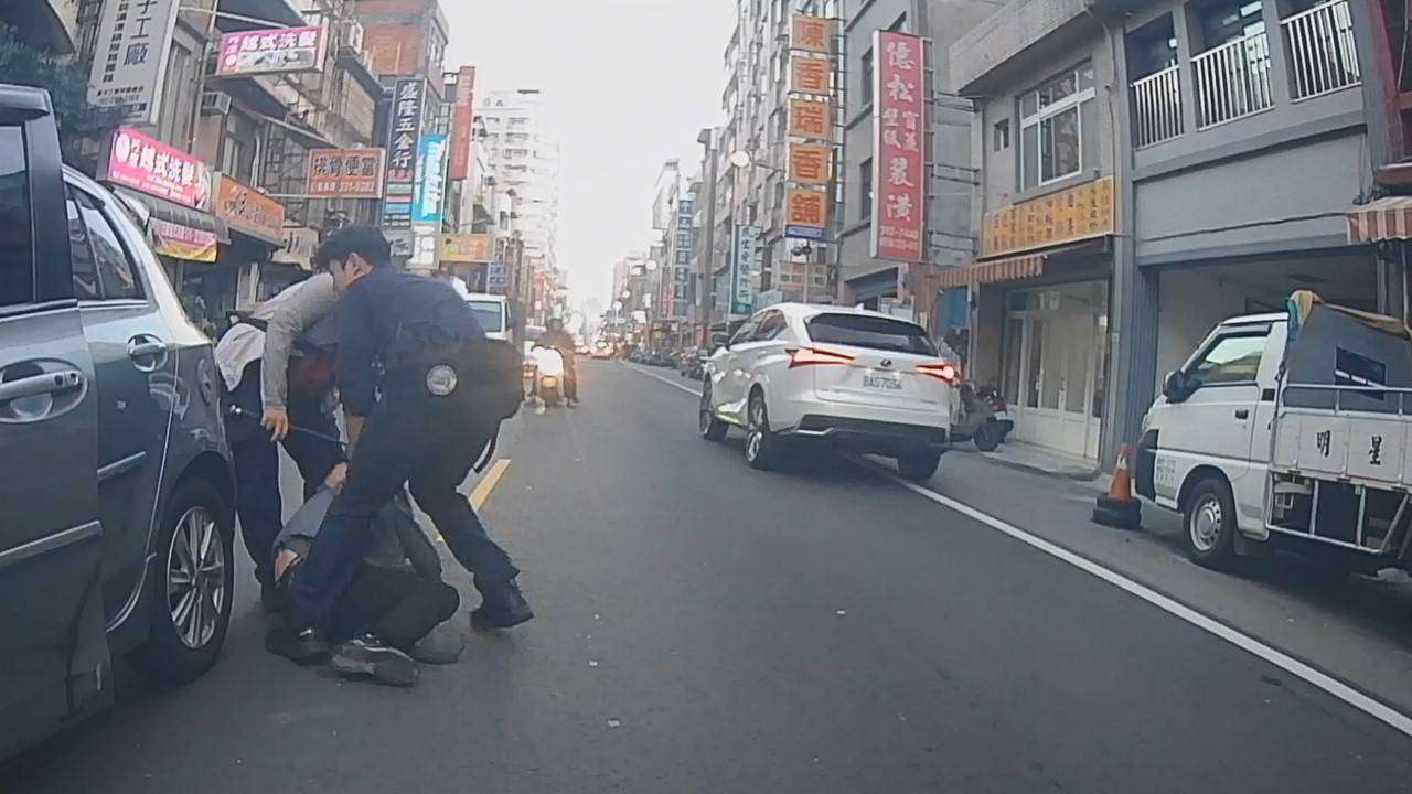 【有片】酒駕還吸毒!男子撞車逃逸超ㄎㄧㄤ遭警壓制逮捕 2092861 0