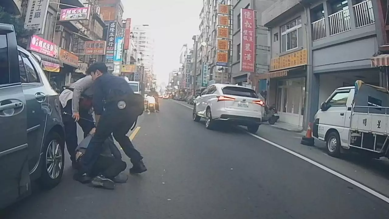 【有片】酒駕還吸毒!男子撞車逃逸超ㄎㄧㄤ遭警壓制逮捕 2092861 0