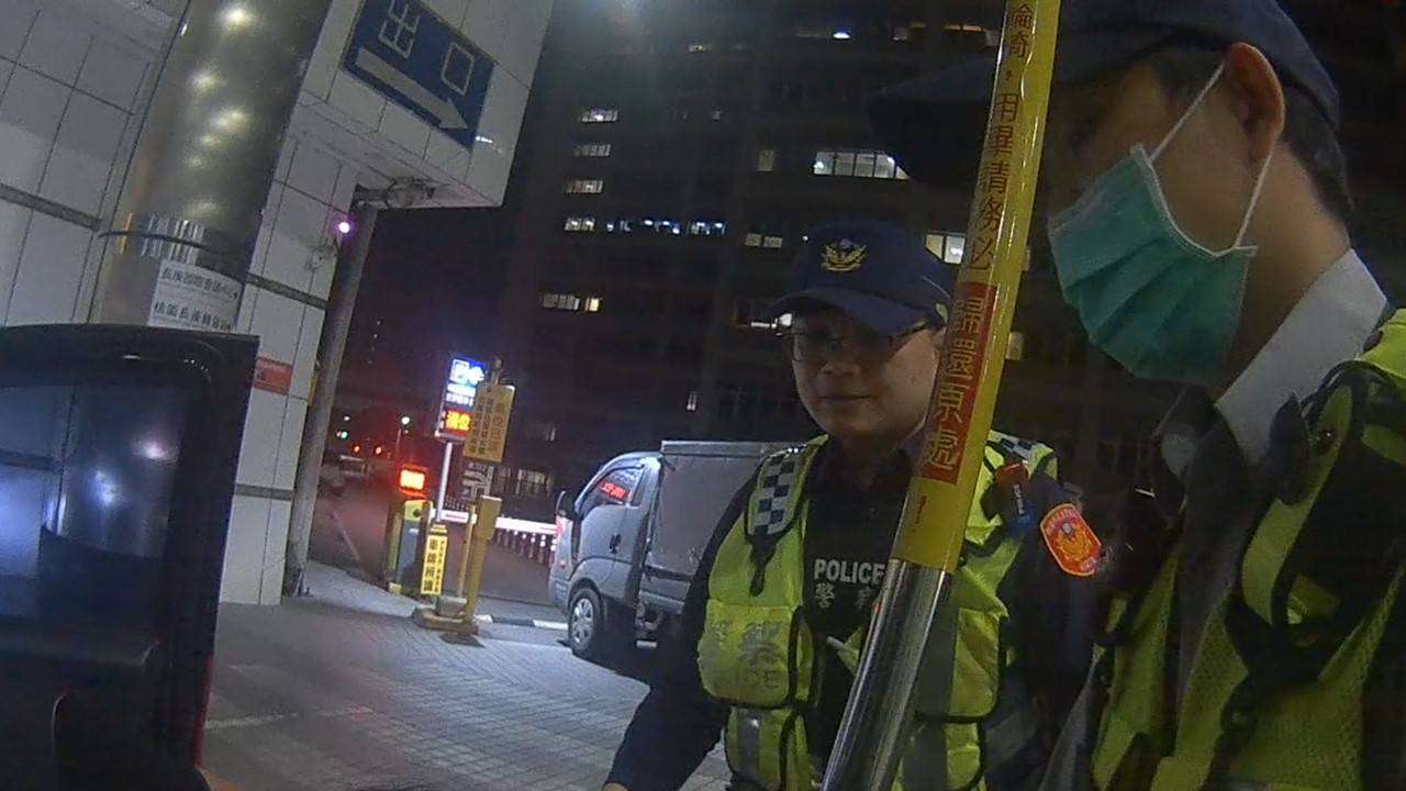 老婆將臨盆夫急衝派出所求助 桃警開道護送13分順利送醫 2095078 0
