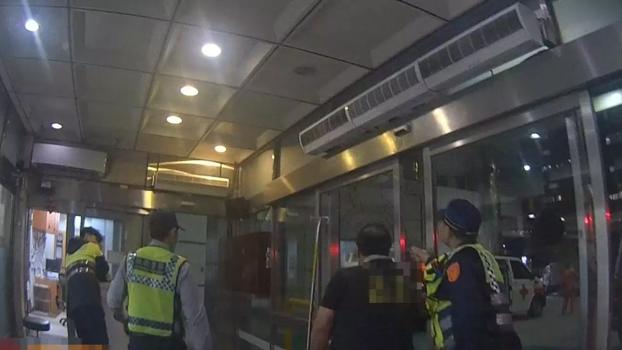 老婆將臨盆夫急衝派出所求助 桃警開道護送13分順利送醫 老婆將臨盆夫急衝派出所求助 桃警開道護送13分順利送醫