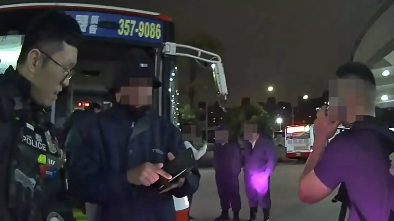 粗心男把行李忘在公車上 桃警攜手客運業者找回 粗心男把行李忘在公車上 桃警攜手客運業者找回