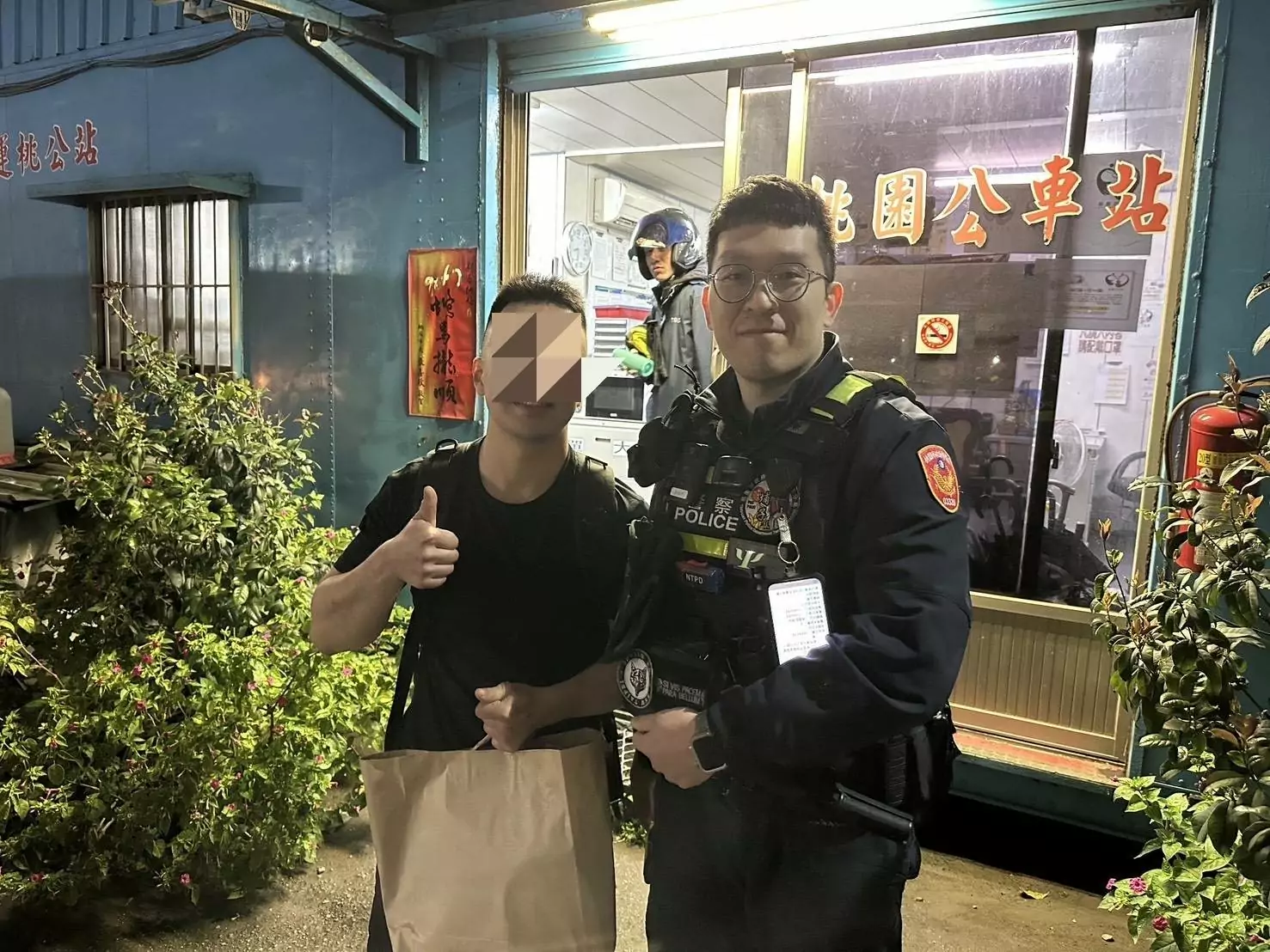 粗心男把行李忘在公車上 桃警攜手客運業者找回 2096055 0