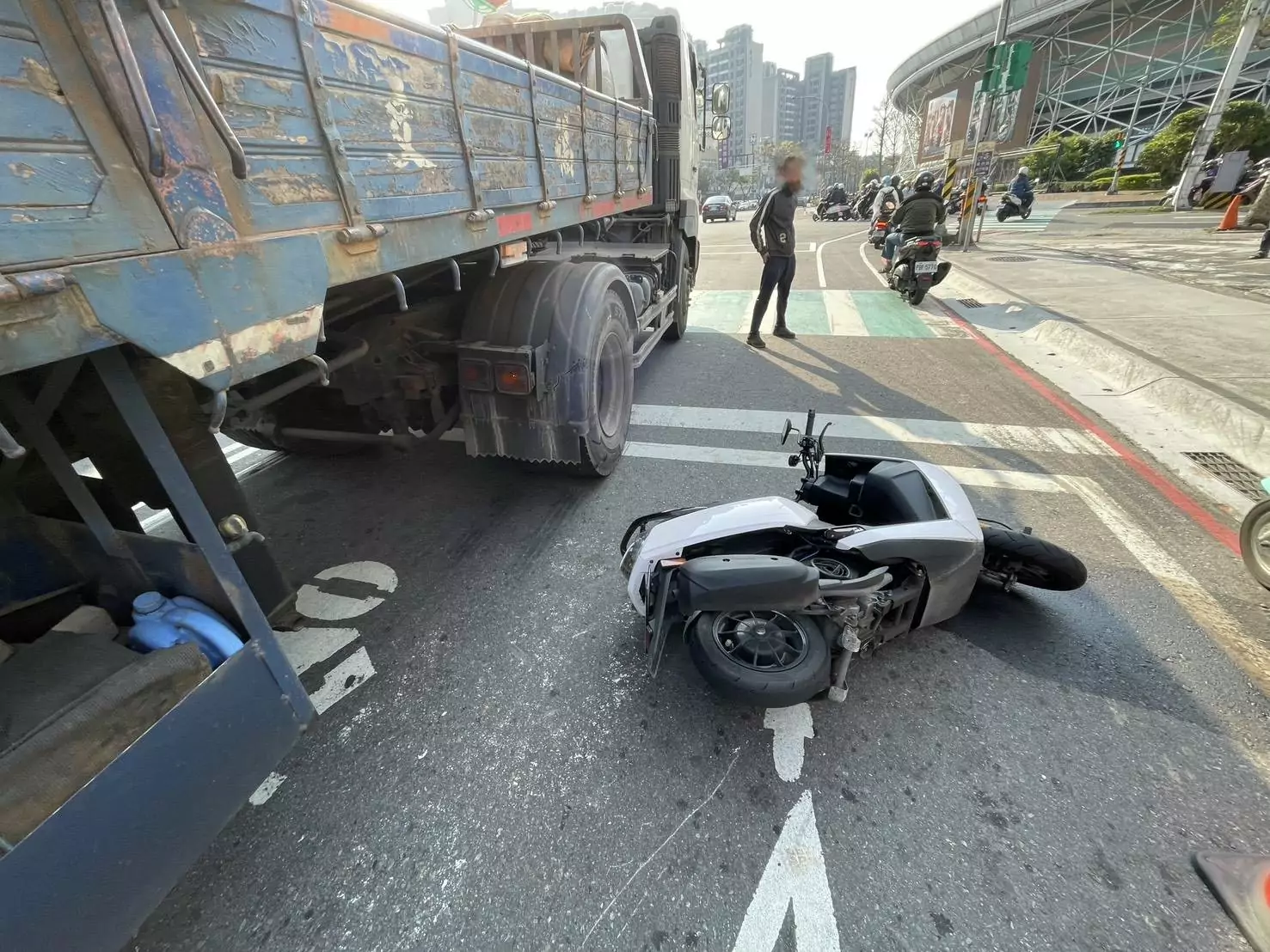 桃園三民路曳引車與機車擦撞 女騎士受傷送醫 桃園三民路曳引車與機車擦撞 女騎士受傷送醫