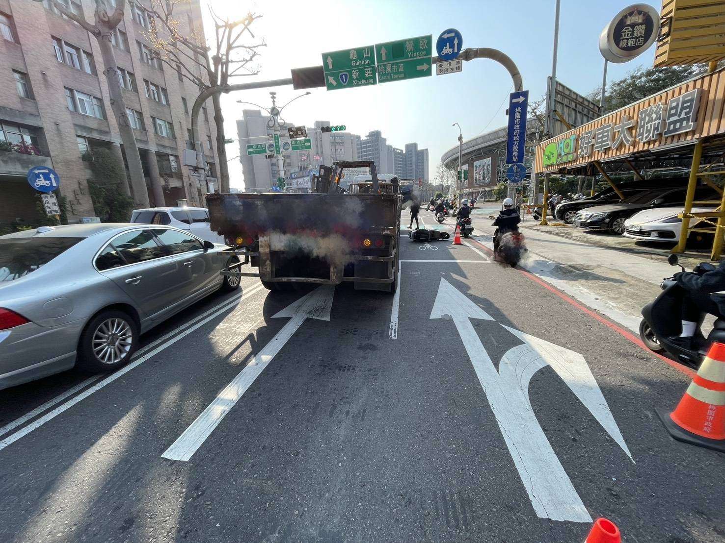 桃園三民路曳引車與機車擦撞 女騎士受傷送醫 2104159 0