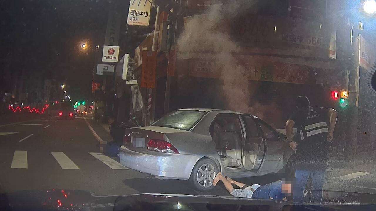 【有片】又是喪屍煙彈!違規拒檢加速逃 撞到車子冒煙還不下車 2107541 0