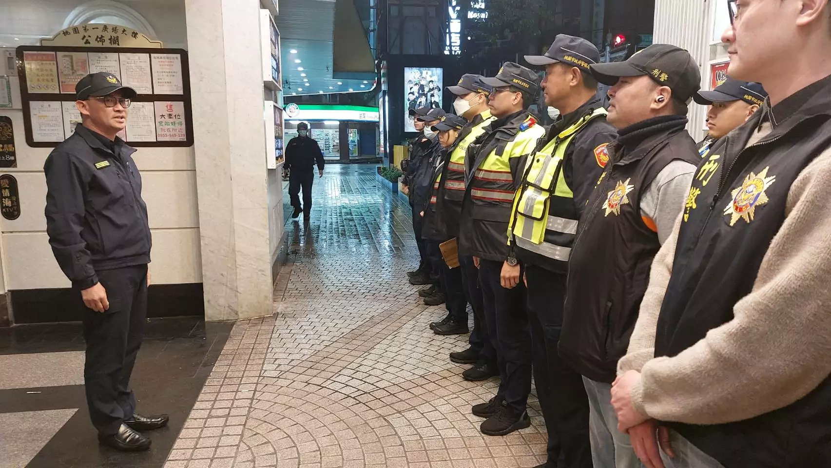 桃警連日強力臨檢除暴掃黑 盤查中意外查獲應收監女子 2111895 0