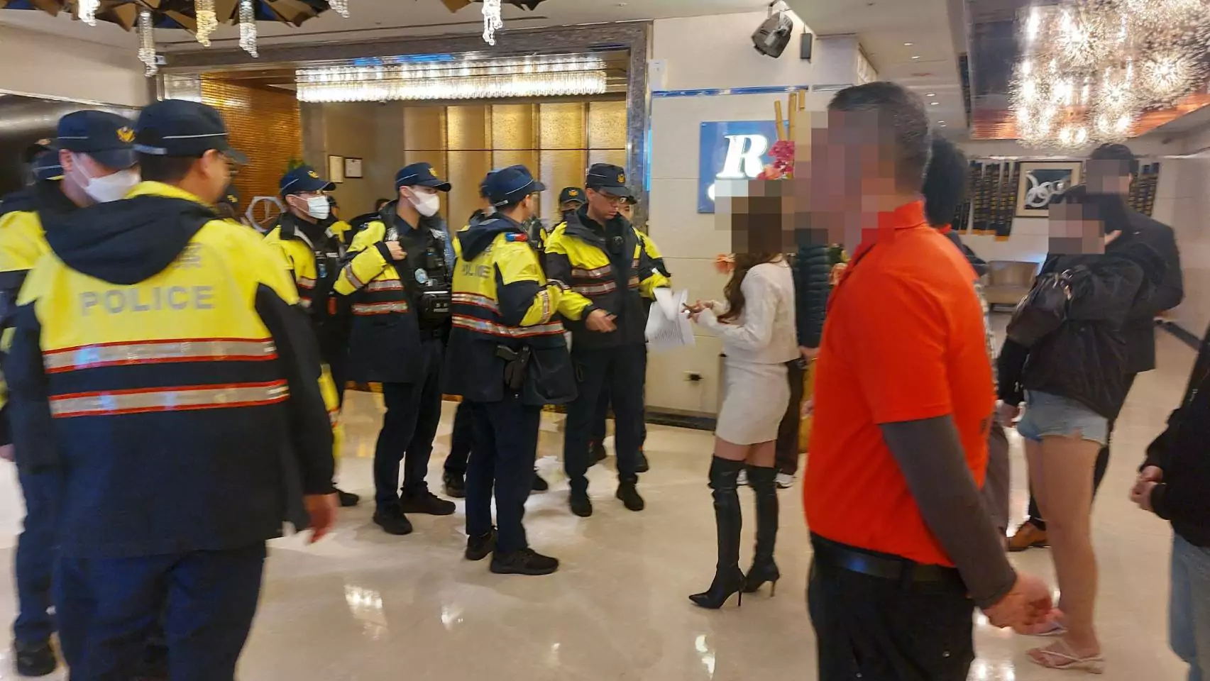 桃警連日強力臨檢除暴掃黑 盤查中意外查獲應收監女子 2111930 0