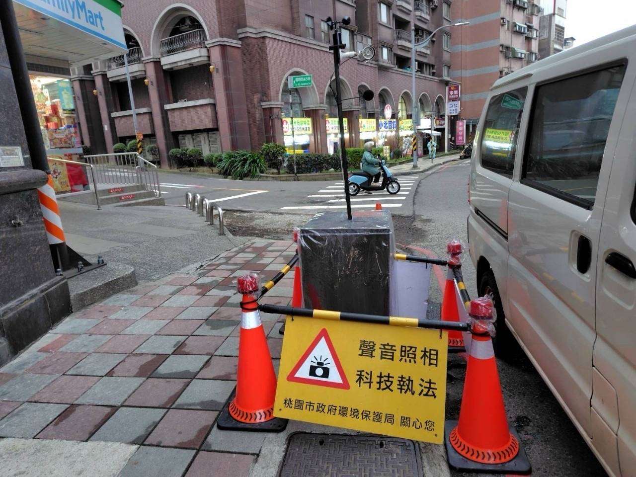 賓士深夜飆車擾民 桃園環保局攜手警方開罰 213