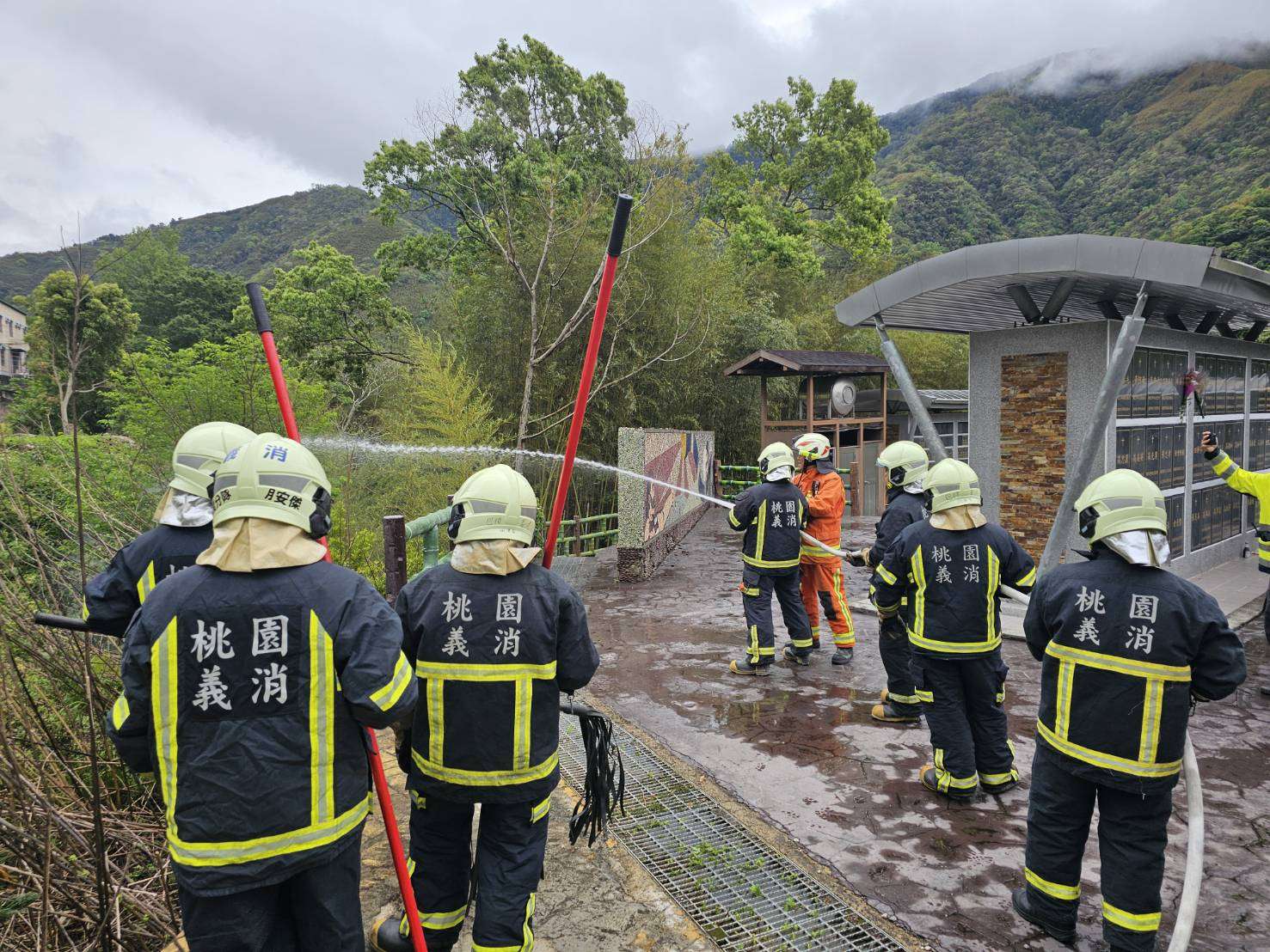 預防墓地火警 桃消巴陵分隊辦理防火宣導暨搶救演練 300031 0