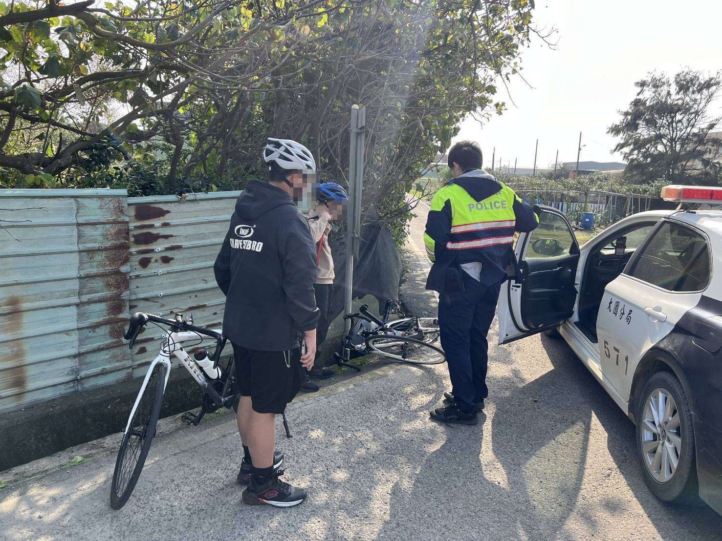 少年騎單車迷路又抽筋 大園警暖心助返家 335317 0