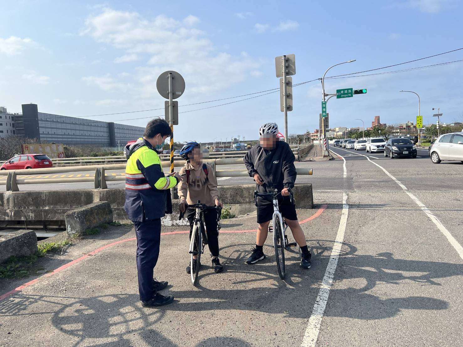 少年騎單車迷路又抽筋 大園警暖心助返家 335318 0