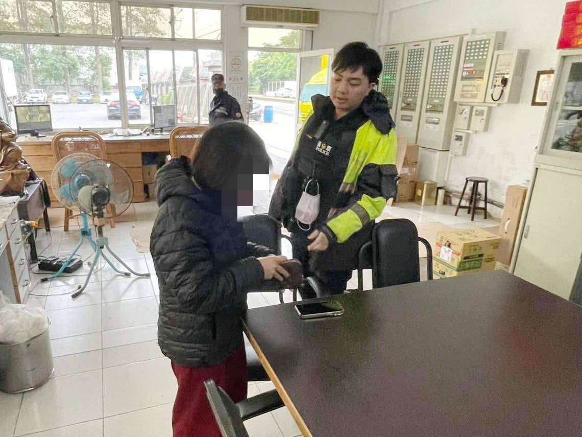 LV皮夾掉路邊!大園警熱心送回手中 失主超感動 335828 0