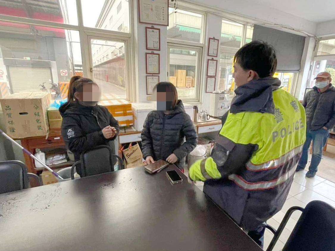 LV皮夾掉路邊!大園警熱心送回手中 失主超感動 335829 0