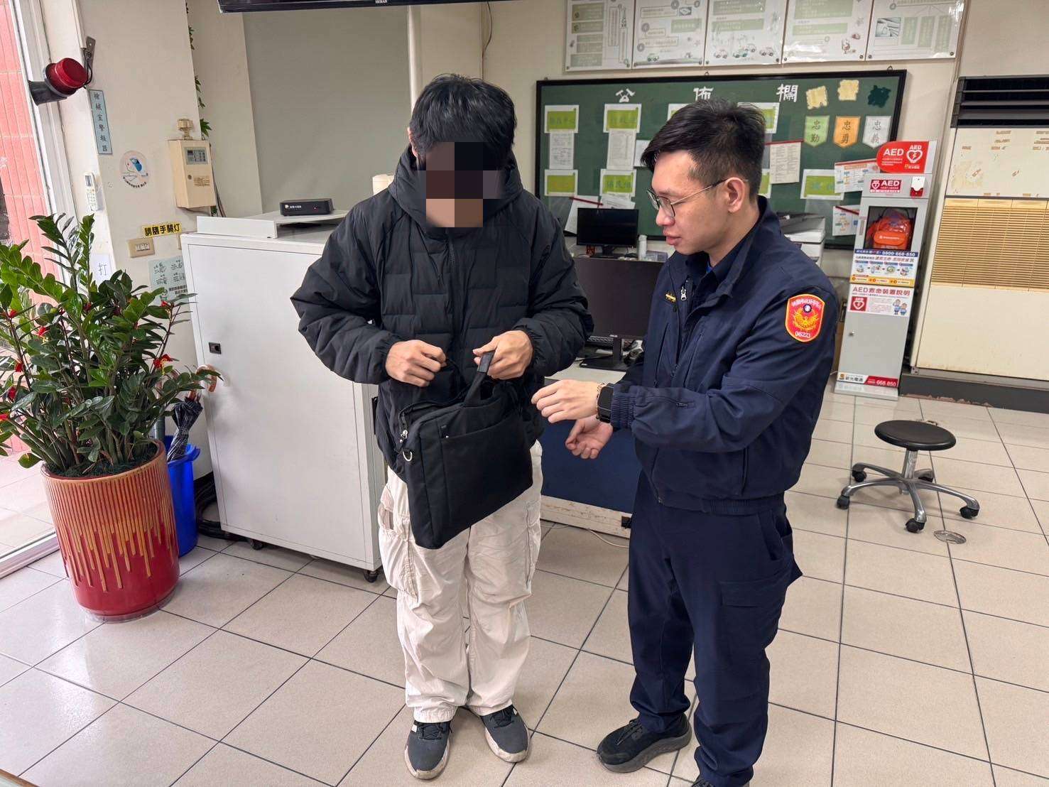男搭車上班弄丟筆電好著急 大園警10分鐘火速助尋回 338201 0
