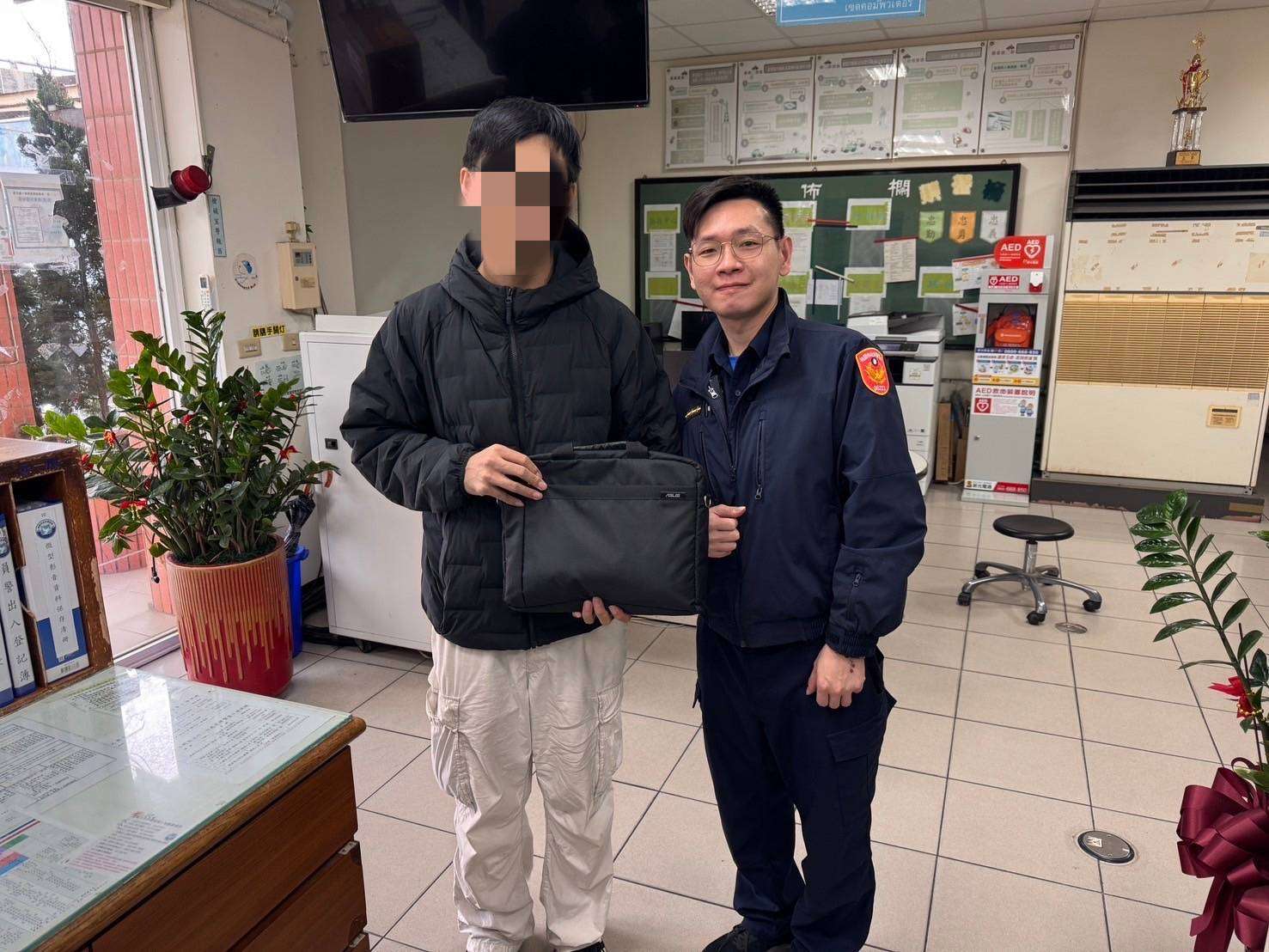 男搭車上班弄丟筆電好著急 大園警10分鐘火速助尋回 338202 0