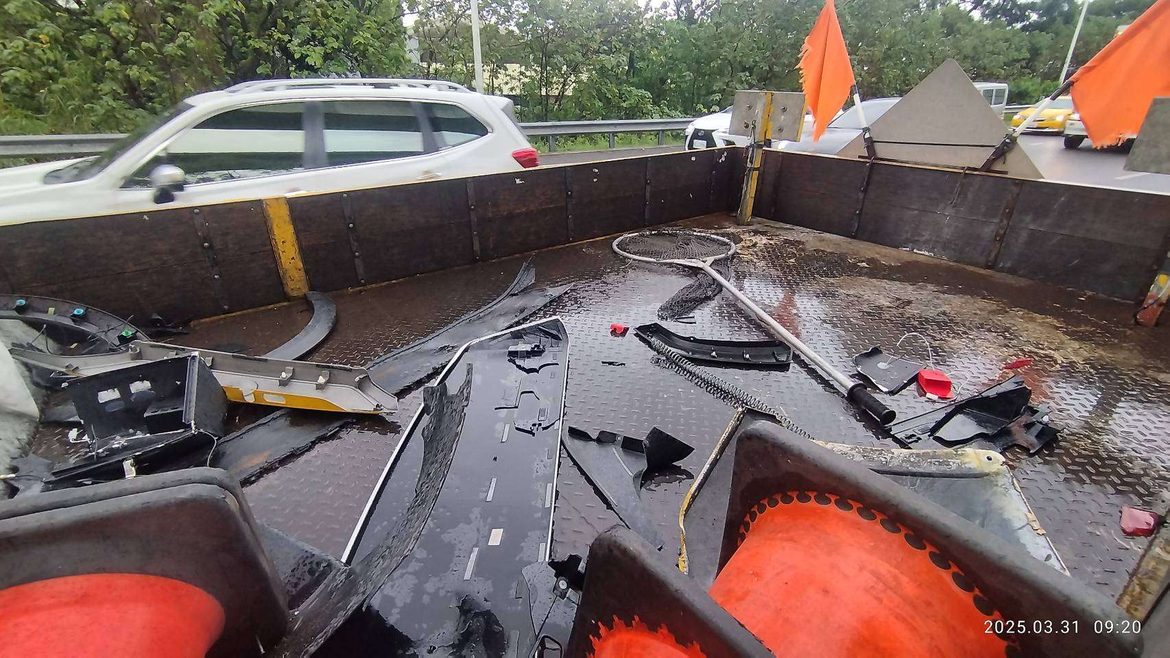 【有片】天雨路滑!計程車國道自撞翻覆 零件噴飛波及3車 381104 0