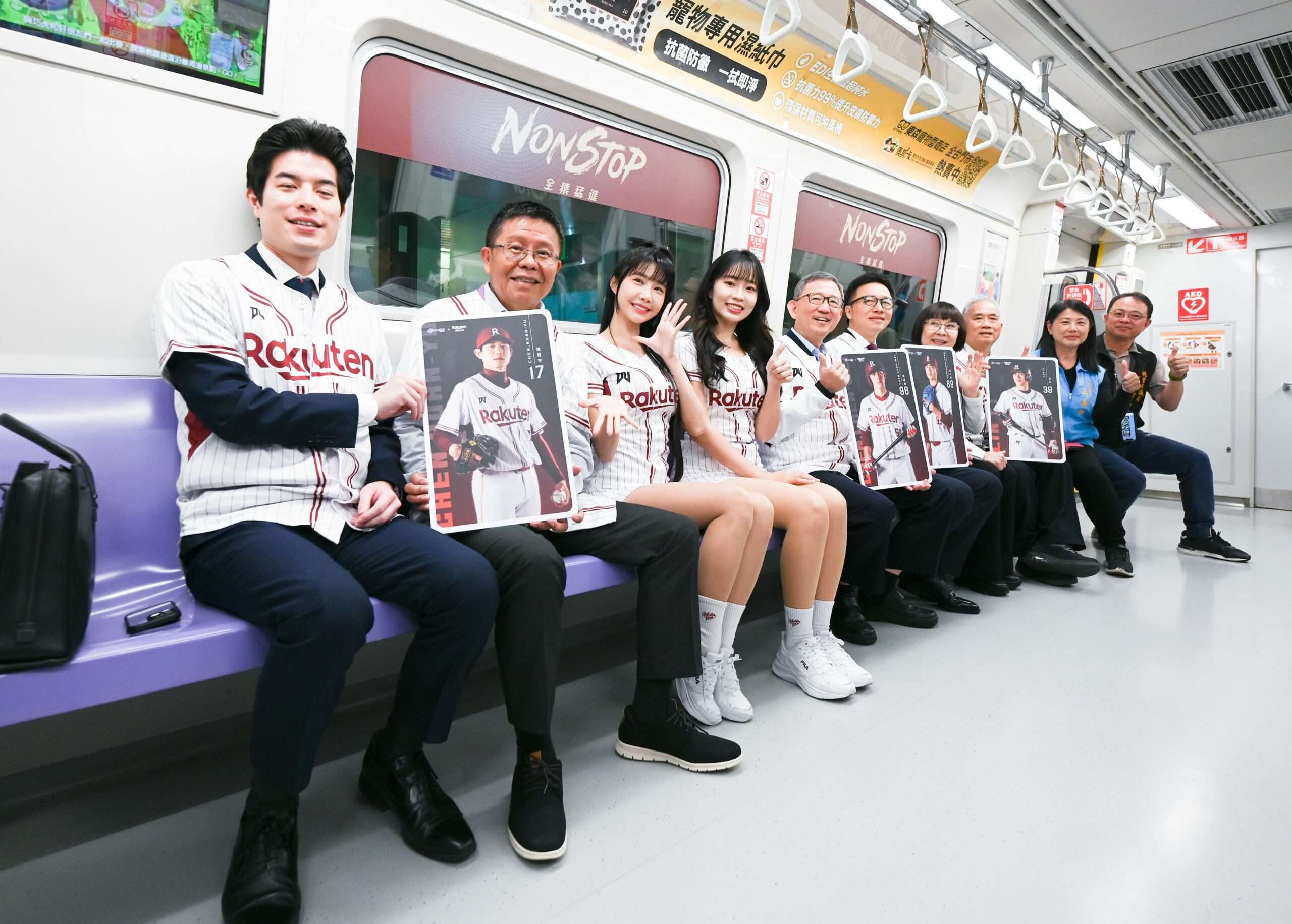 桃園機捷打造挺猿彩繪列車 樂天桃猿球星票卡明起開賣 39fc7323 59dc 49ea 9ca7 cfd683ec5a06 scaled
