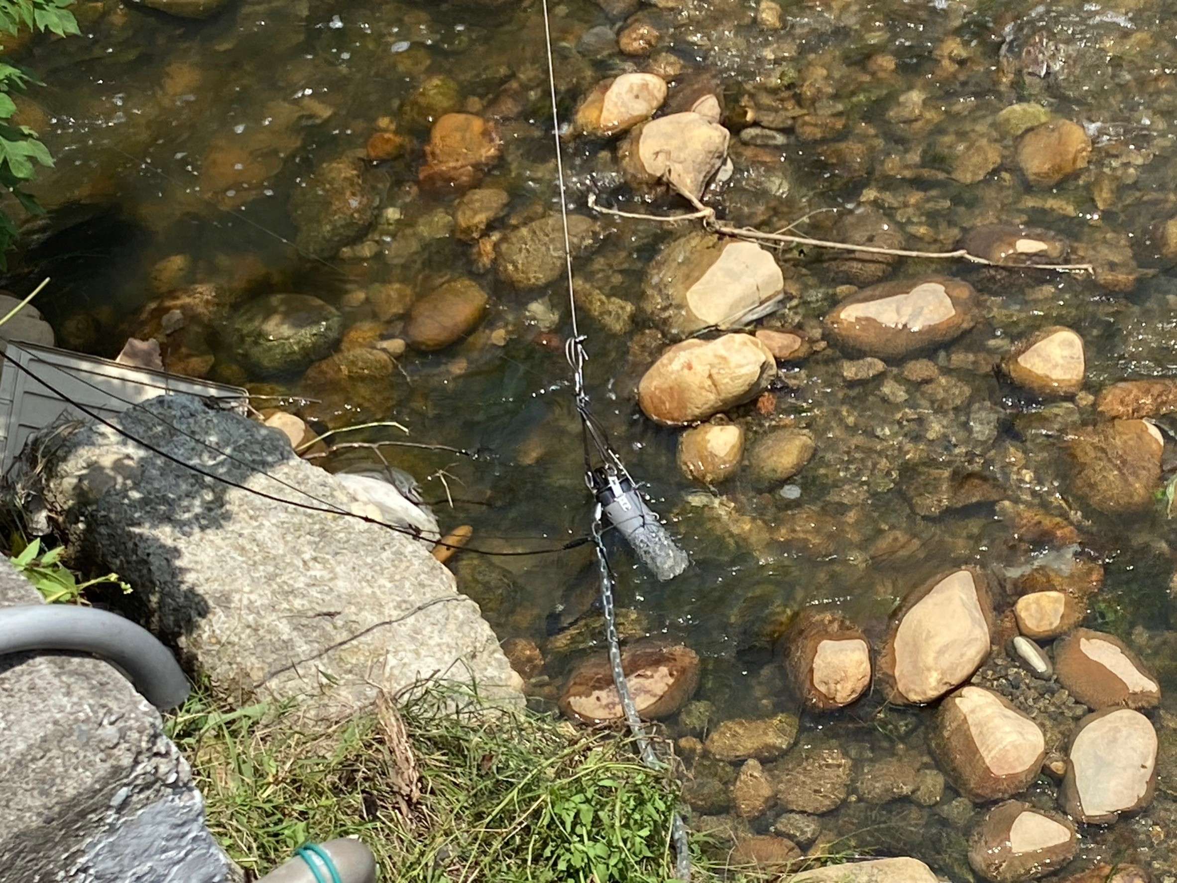 桃市環保局結合科技提升環境治理能力 獲智慧桃園創新提案競賽肯定 4 使用牽繩固定水質感測器元件