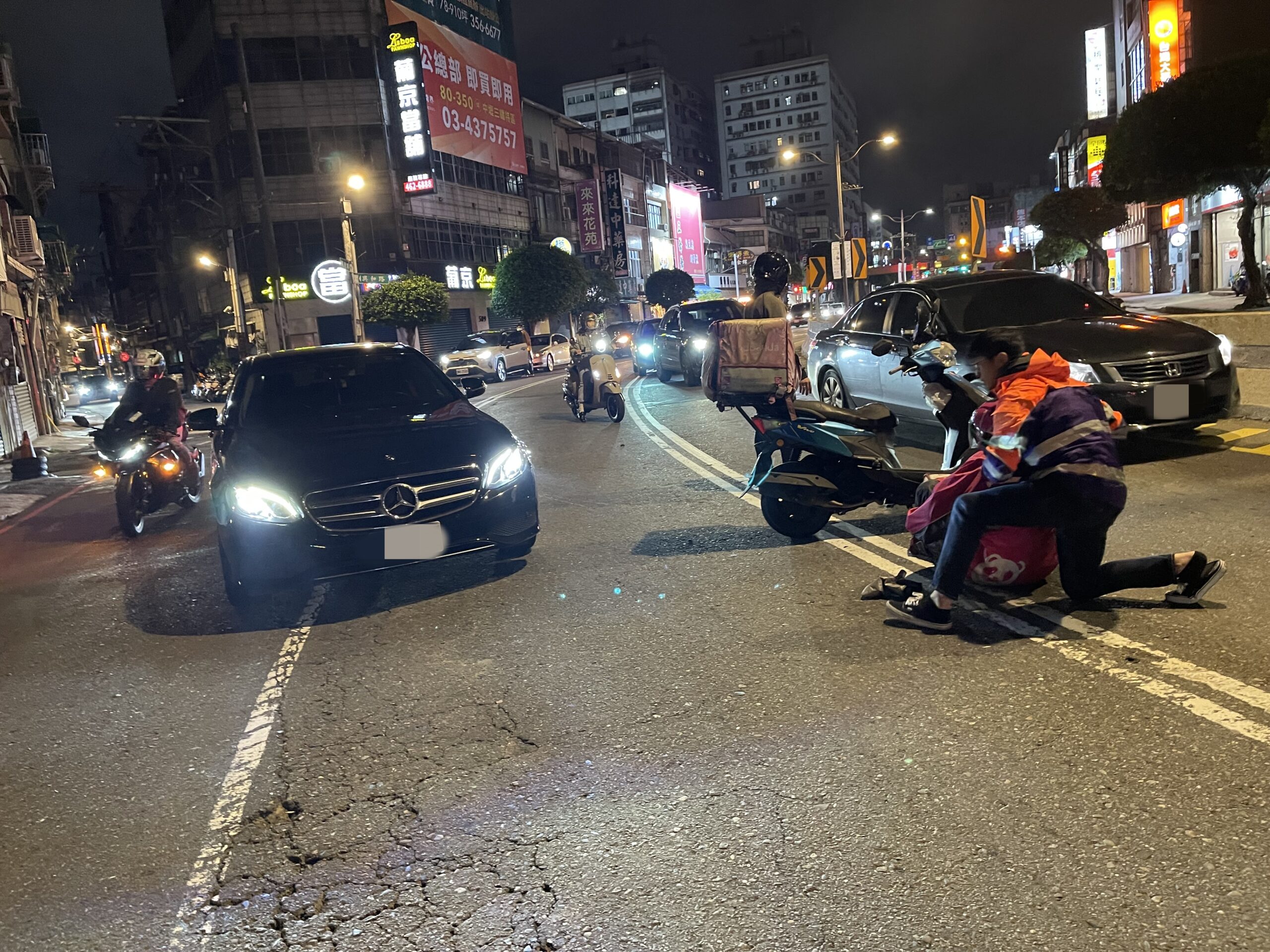 路樹才遭撞！桃園這路段又出事　轎車匯入撞翻外送員