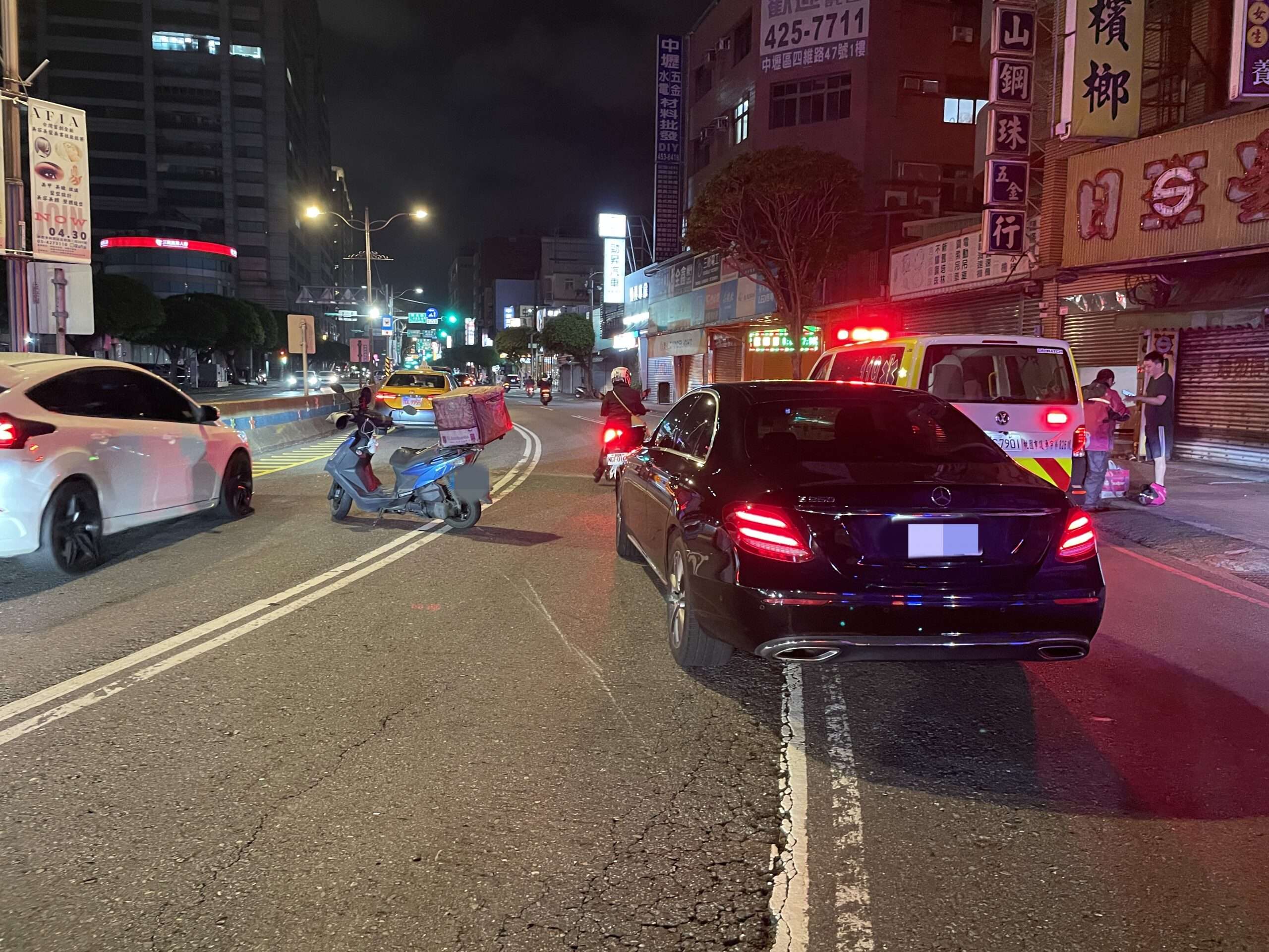 路樹才遭撞！桃園這路段又出事　轎車匯入撞翻外送員