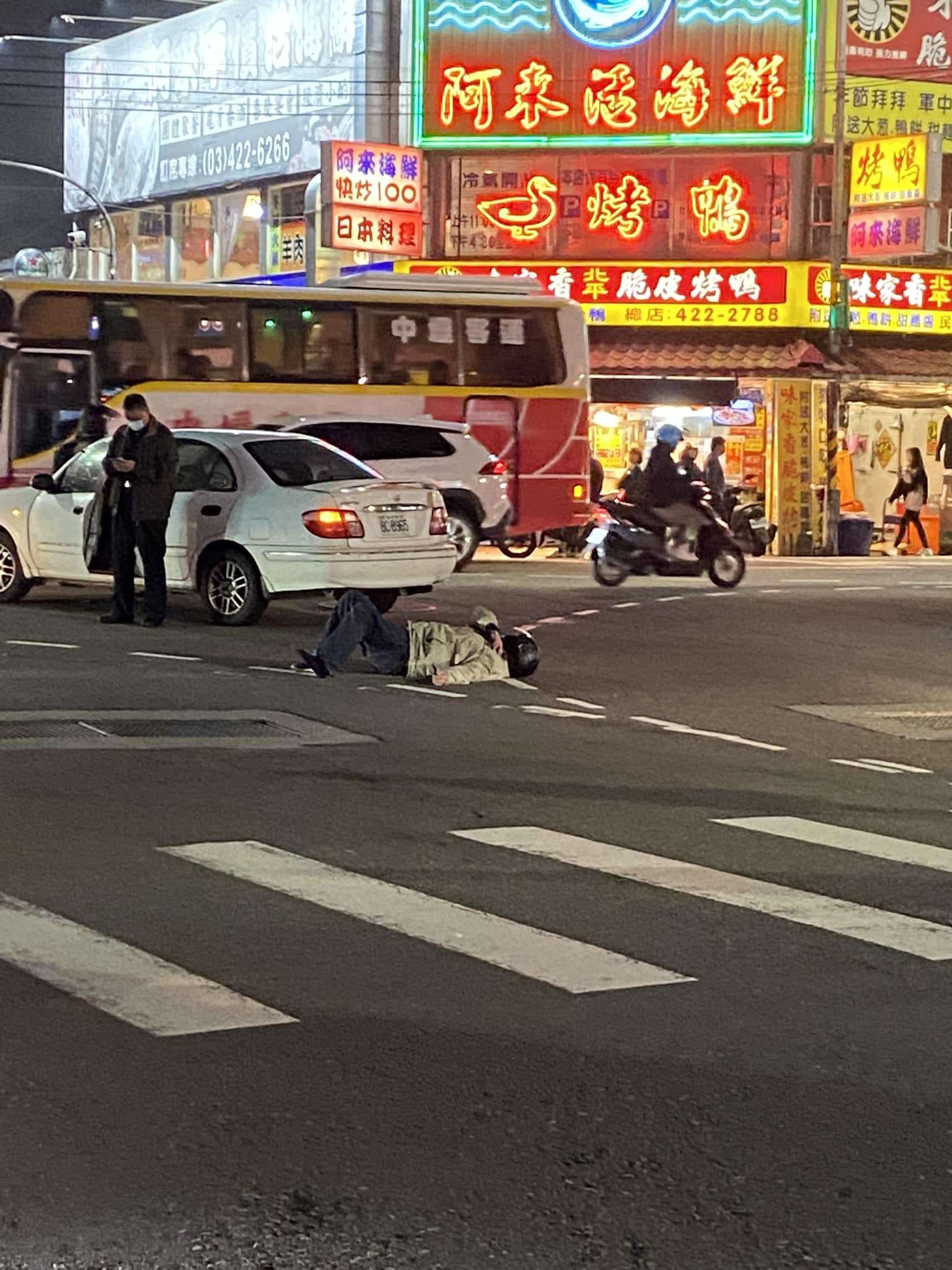 【有片】與左轉車碰撞 男騎士慘摔地上翻滾 482219945 9864097293610164 6382873016608074206 n