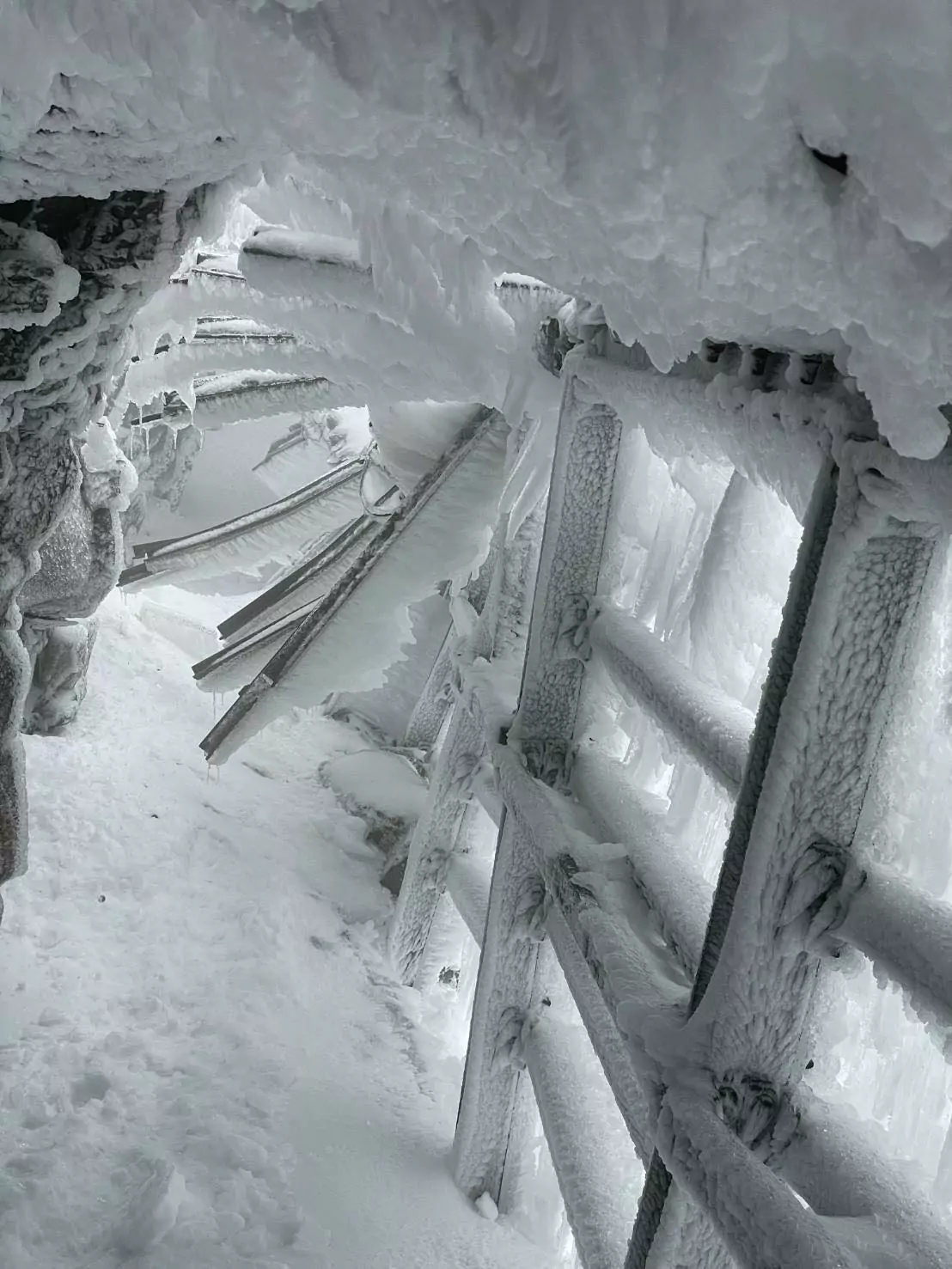 高山雪融結冰步行風險高 登山口附近發現4件事立即撤退 485957111 985080160476248 3138659837310495043 n