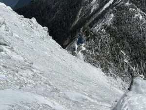 高山雪融結冰步行風險高 登山口附近發現4件事立即撤退