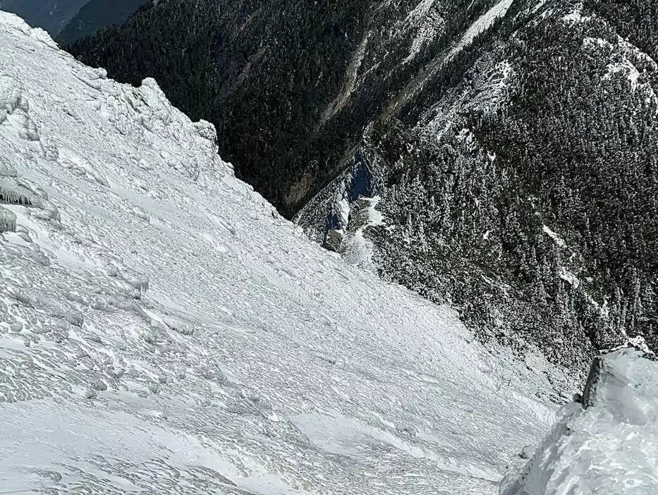高山雪融結冰步行風險高 登山口附近發現4件事立即撤退 486503794 985080203809577 4191013565325151220 n e1742721243187
