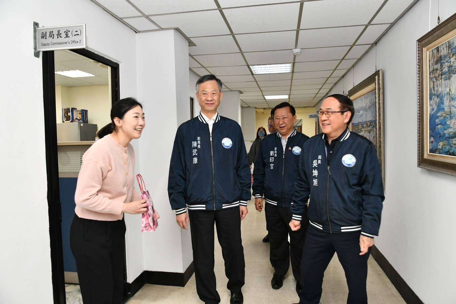 慶祝38婦女節 桃警長吳坤旭贈禮盒感謝女力 49427