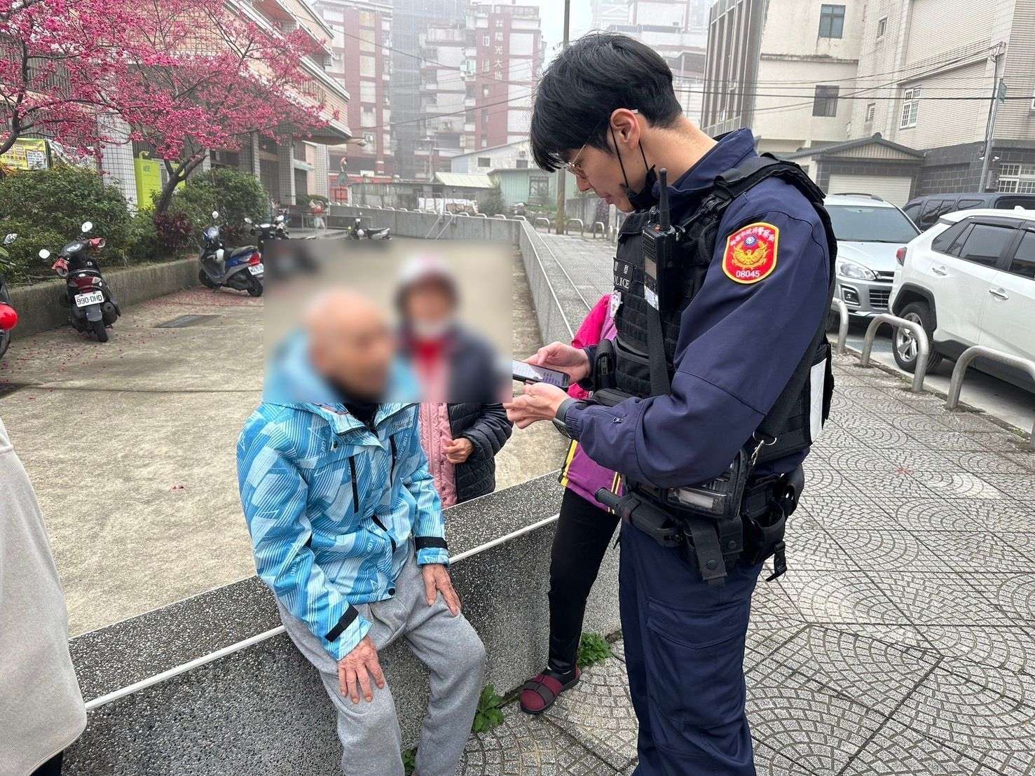 9旬翁1原因坐人行道 平鎮巡警暖心護送返家 510845 0