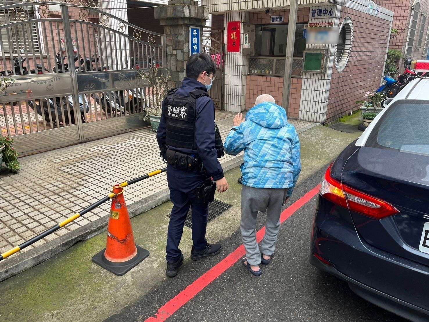 9旬翁1原因坐人行道 平鎮巡警暖心護送返家 510846 0
