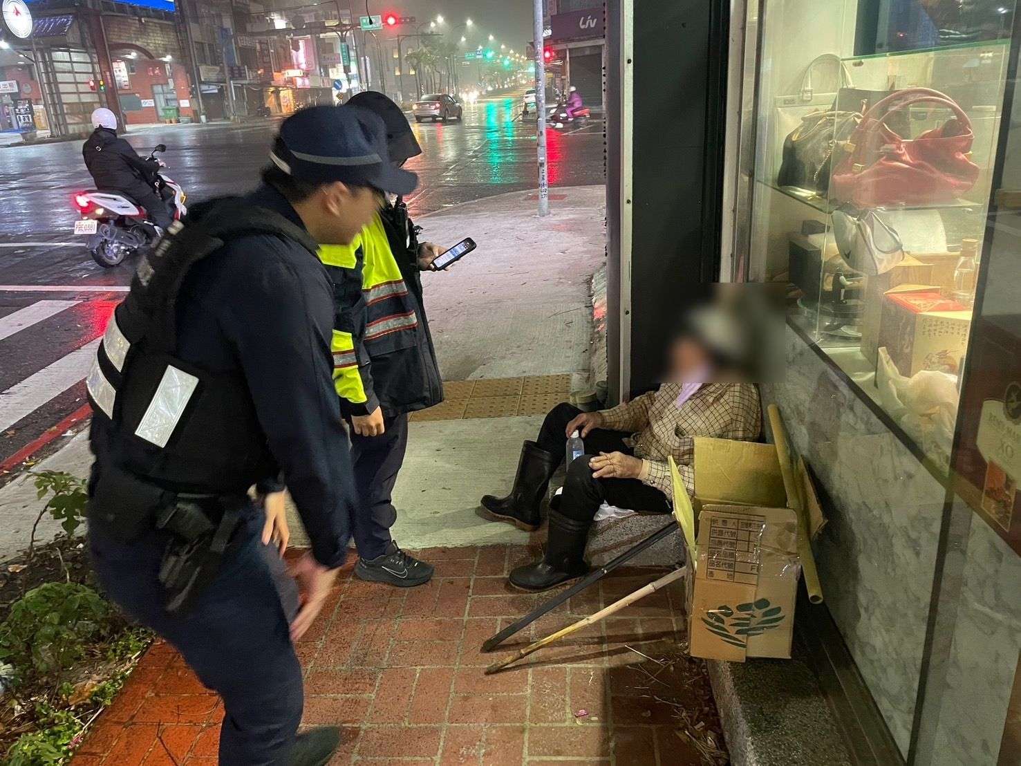 失智翁蜷縮人行道躲雨 平警助返家團圓 514027 0