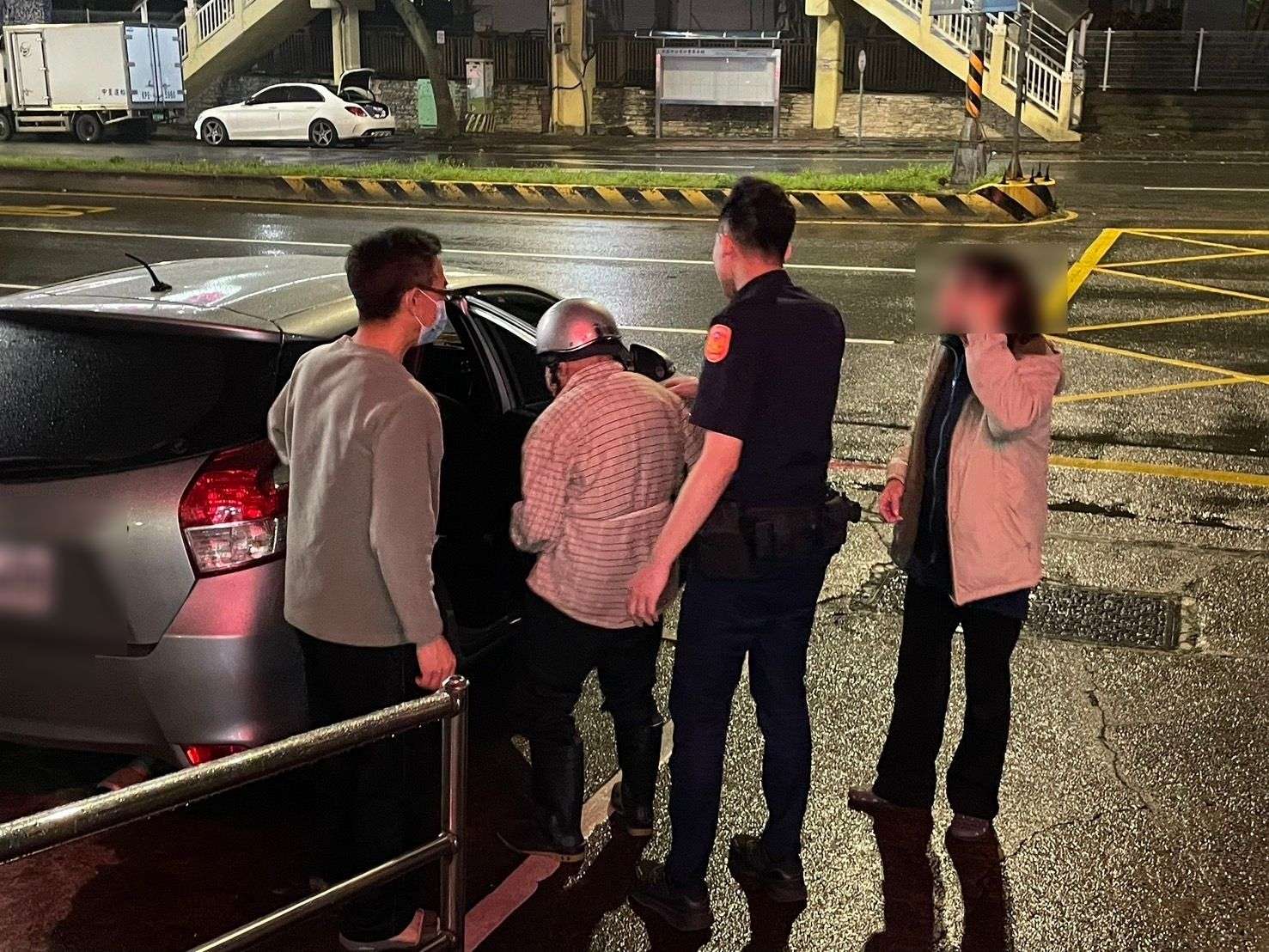 失智翁蜷縮人行道躲雨 平警助返家團圓 514028 0
