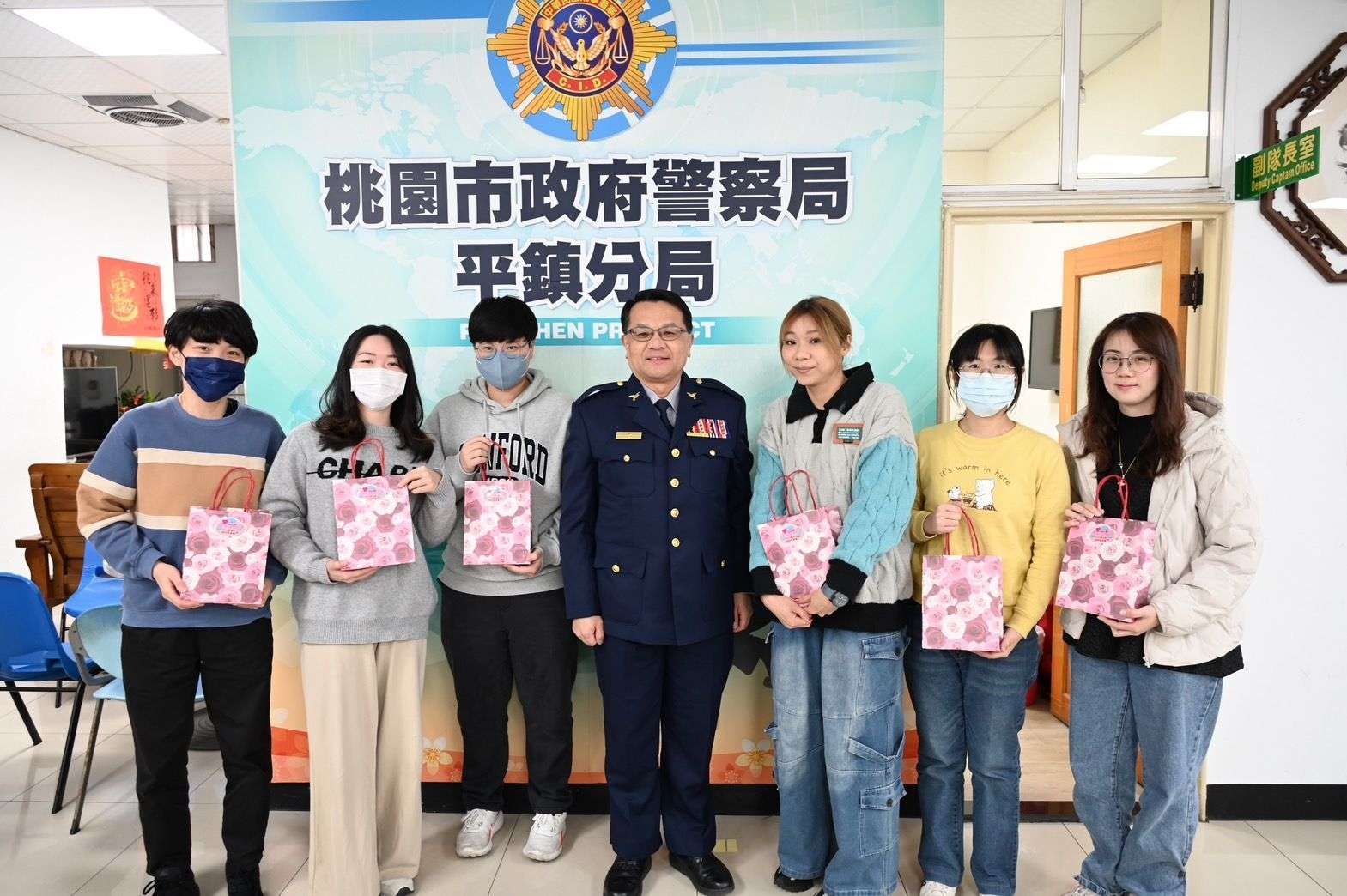 婦女節前夕送祝福 平警暖贈女警、志工護手霜 518428 0