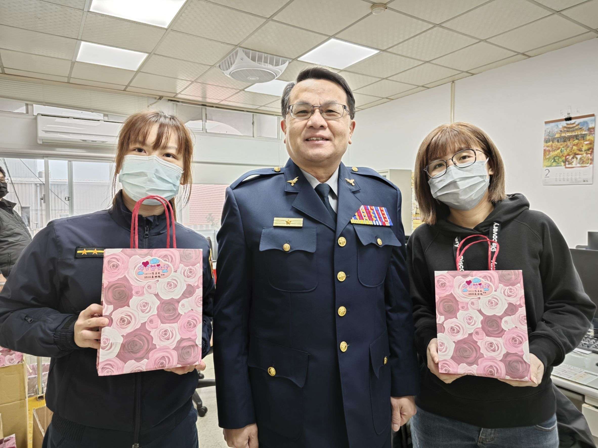 婦女節前夕送祝福 平警暖贈女警、志工護手霜 518431 0