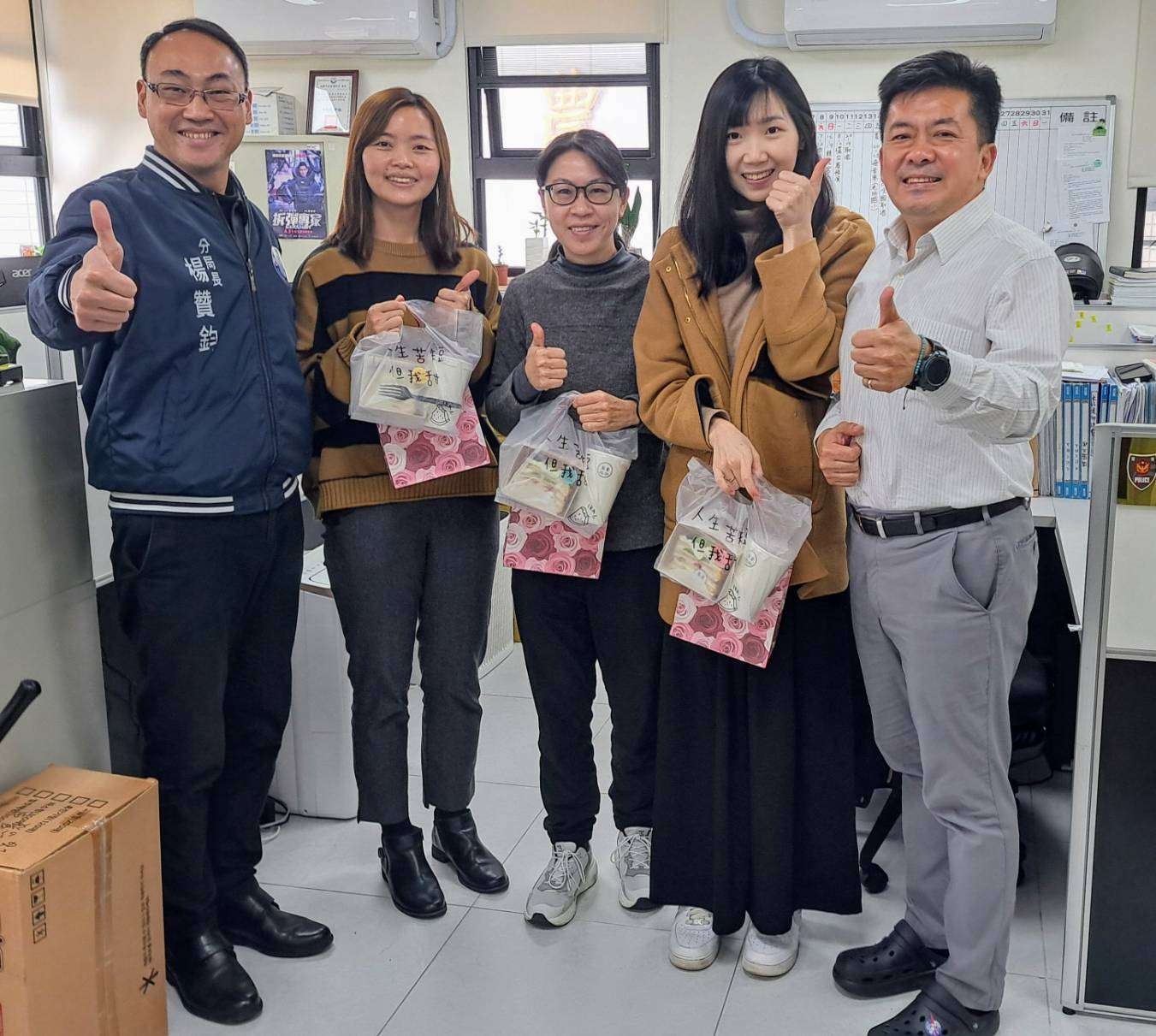 蘆竹分局國際婦女節送心意 贈鮮花、蛋糕感謝女力貢獻 588738
