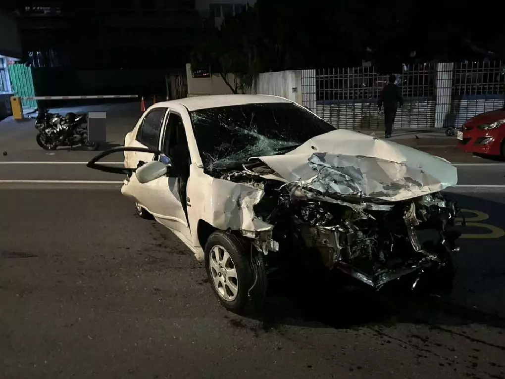 【有片】左轉遭直行車高速衝撞驚悚畫面曝 47歲男送醫搶救仍不治 591393