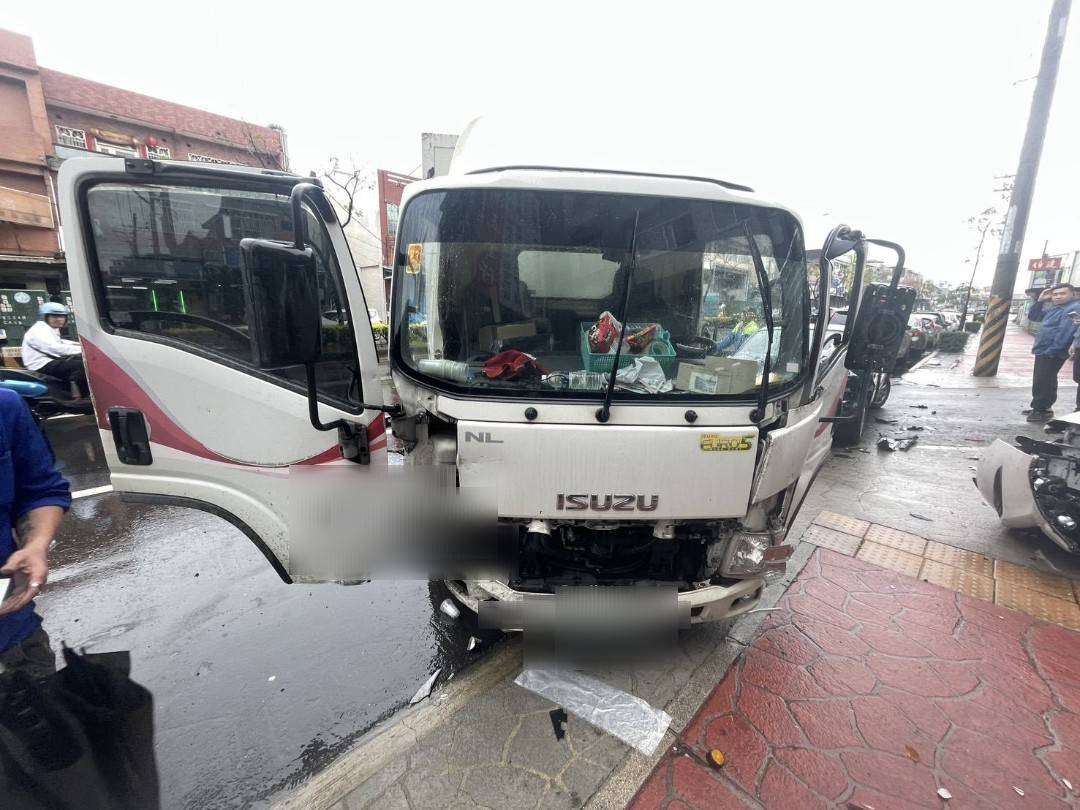 【有片】天雨路滑釀禍?小貨車突打滑 整排汽機車被撞爛 592348