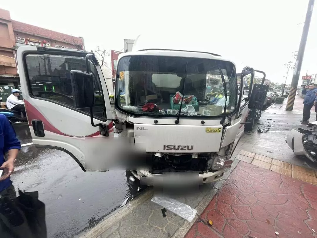 【有片】天雨路滑釀禍?小貨車突打滑 整排汽機車被撞爛 592348