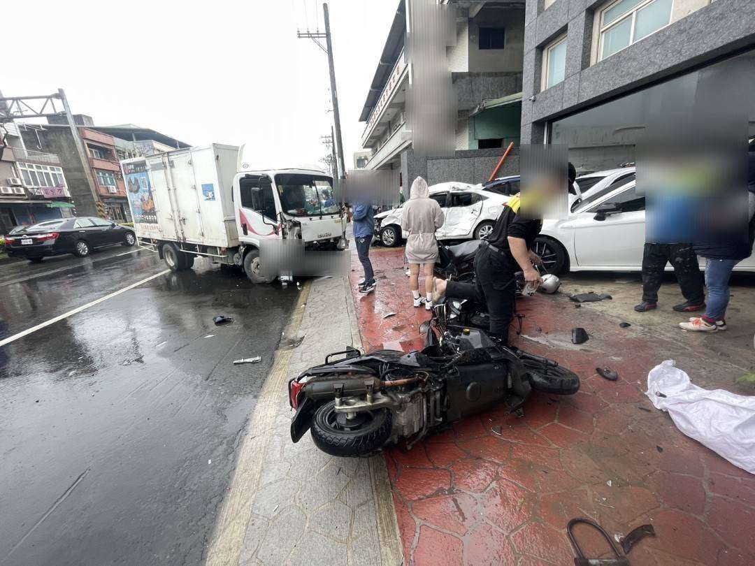 【有片】天雨路滑釀禍?小貨車突打滑 整排汽機車被撞爛 592350