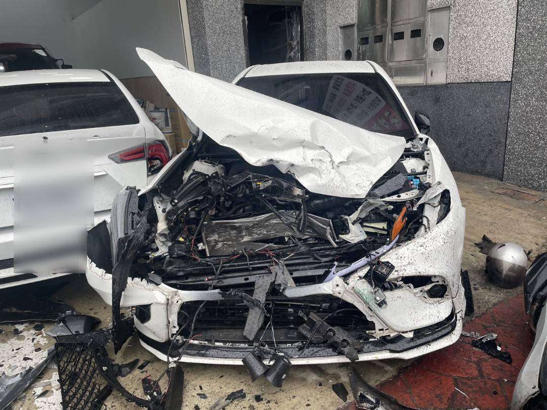 【有片】天雨路滑釀禍?小貨車突打滑 整排汽機車被撞爛 592401