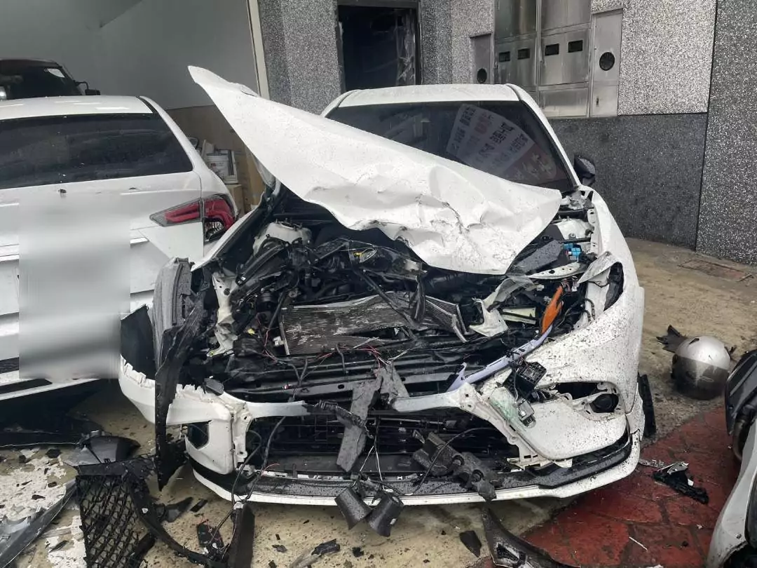 【有片】天雨路滑釀禍?小貨車突打滑 整排汽機車被撞爛 592401